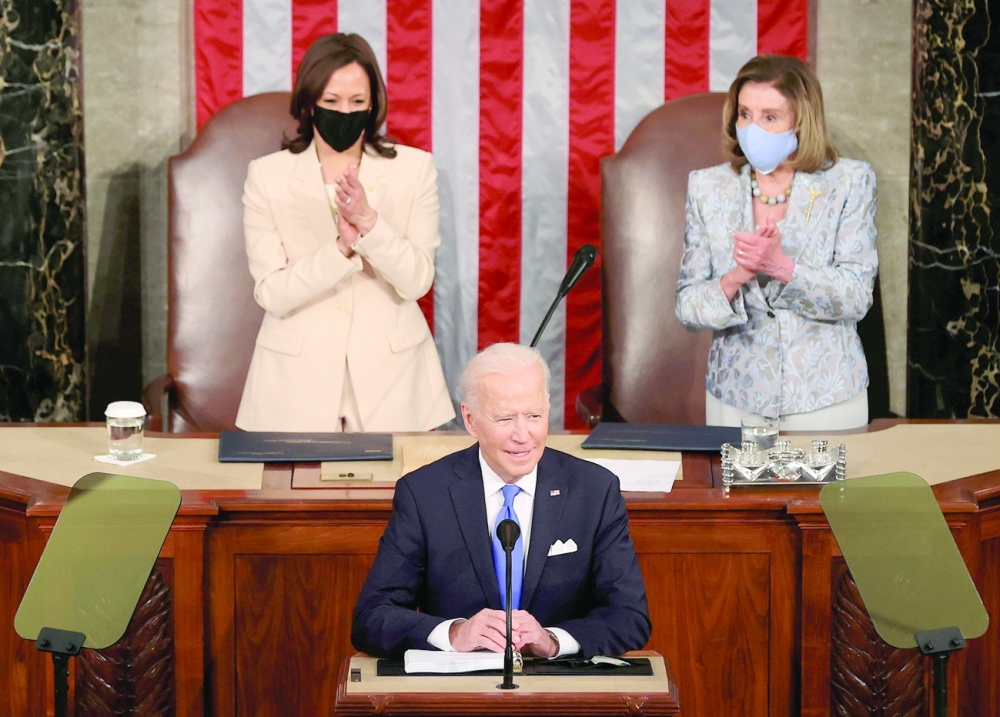 لأول مرة في التاريخ الأمريكي.. سيدتان خلف الرئيس  "رويترز"
