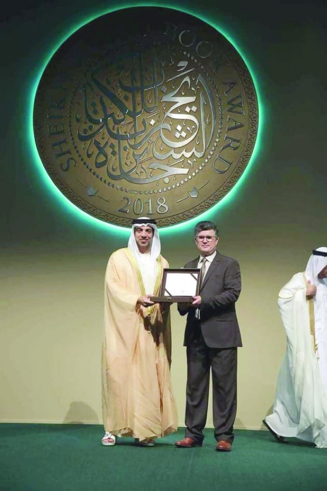 محمد مشبال متسلما جائزة الشيخ زايد للكتاب في فرع الفنون والدراسات النقدية عام 2018