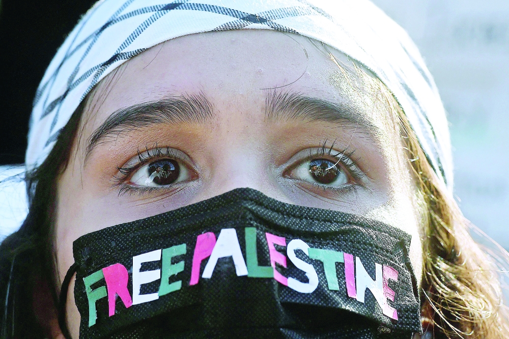 فتاة تشارك في مسيرة ضد الهجمات الإسرائيلية على غزة في كراتشي.  "أ ف ب"