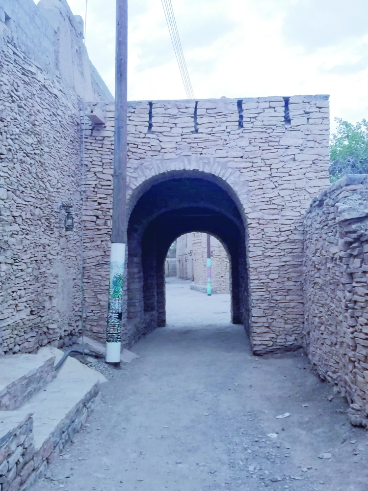  حجارة الجدران تضفي على الحارة جمالا 