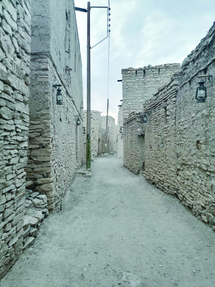 داخل الحارة وتظهر المصابيح على الجدران