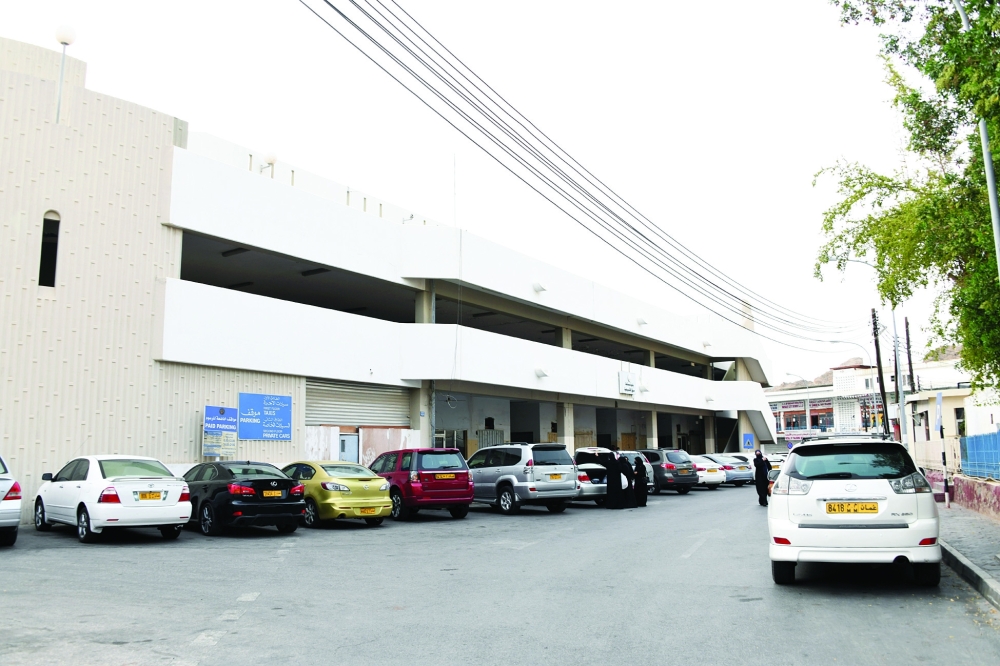 الازدحام الحاصل في مواقف السيارات لمرتادي السوق