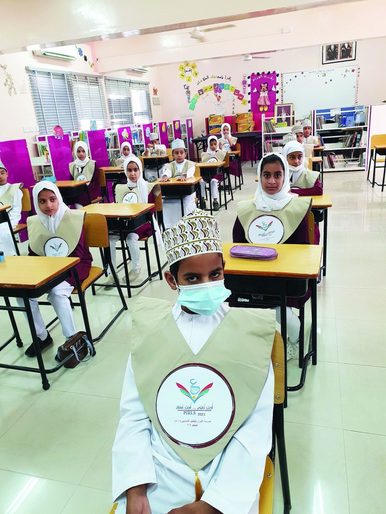 الطلبة في القاعات استعدادًا للاختبار بالداخلية