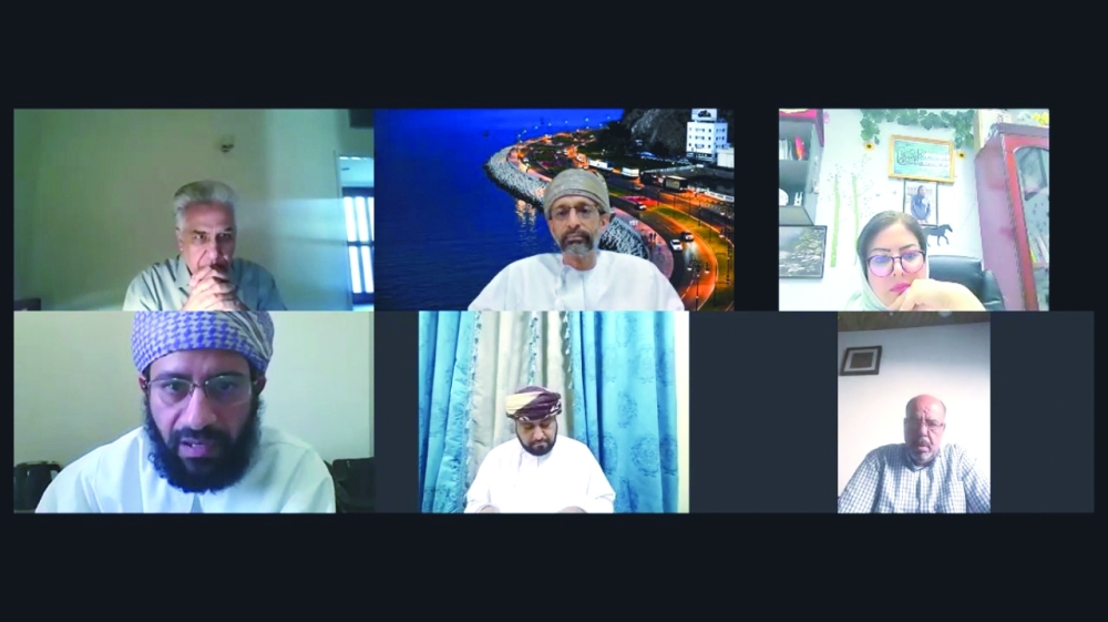 لجنة المناقشة اثناء استماعها لخالد المعمري اثناء تقديم رسالته عند بُعد