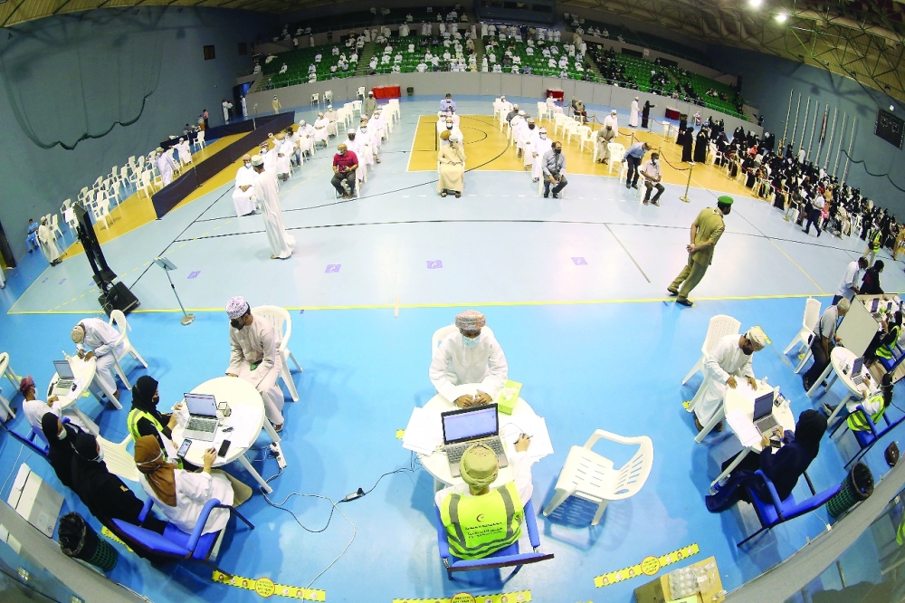 حملة التحصين مستمرة بانتظام وسلاسة لتغطي 70% من سكان السلطنة. 