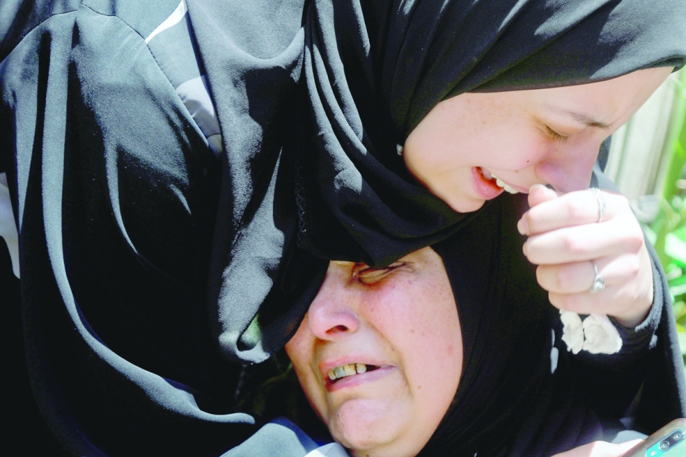 أقارب الضابط أدهم عليوة الذي قتله الإسرائيليون يبكونه خلال جنازته  "رويترز"  
