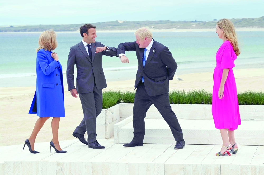 مصافحة بين رئيس الوزراء البريطاني والرئيس الفرنسي قبل قمة السبع في كورنوول، جنوب غرب إنجلترا.  "أ ف ب"