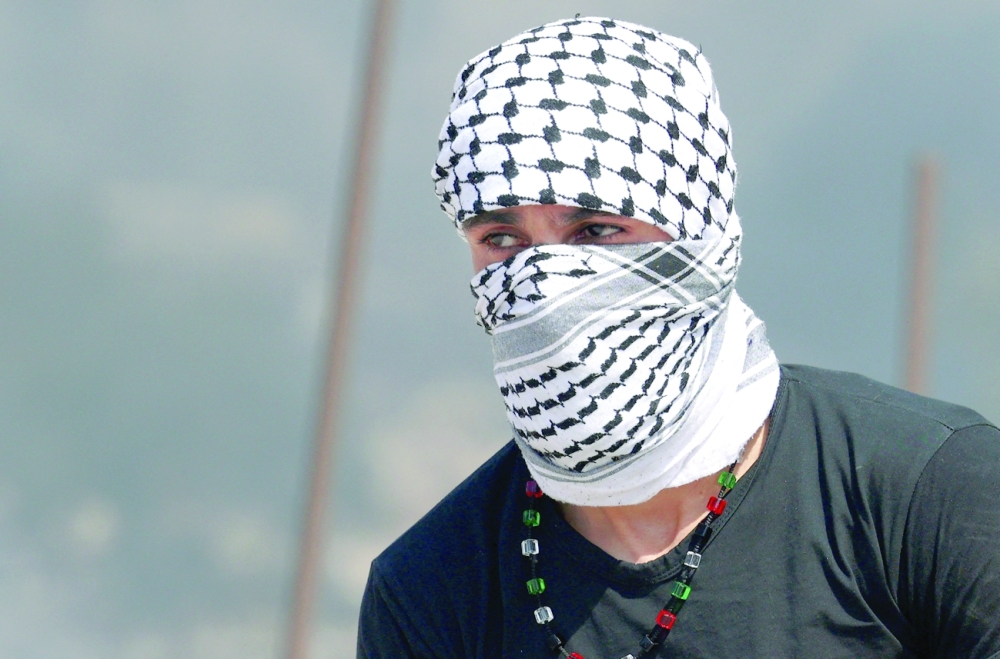 شاب فلسطيني خلال المواجهات في بيتا بالضفة.  "أ ف ب"