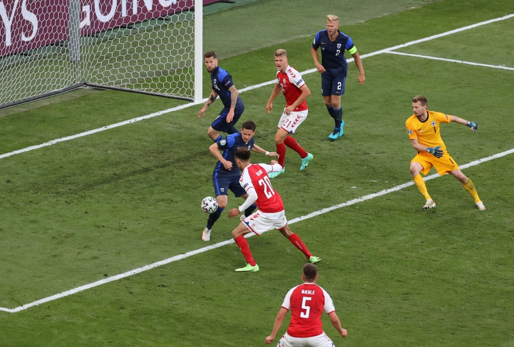 الدنماركي يوسف بولسن يضيع فرصة لتسجيل هداف في مرمى فلندا