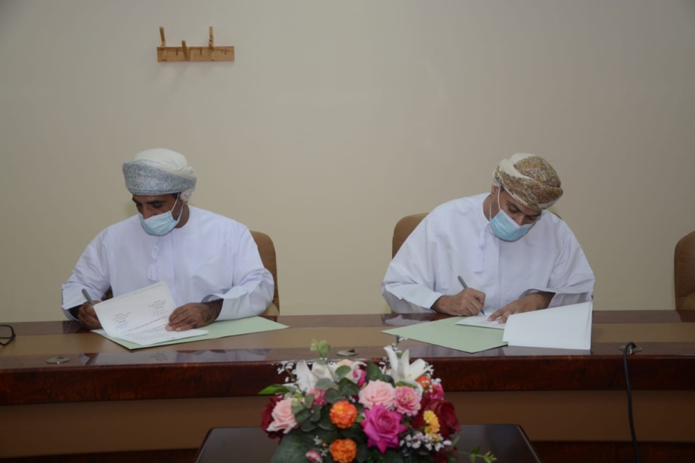 خلال توقيع الاتفاقية من قبل الطرفين 