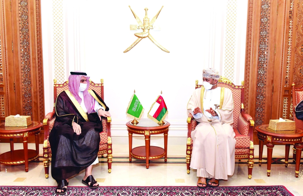 وزير الخارجية يستقبل نظيره السعودي الذي نقل الرسالة الشفوية     "العمانية"