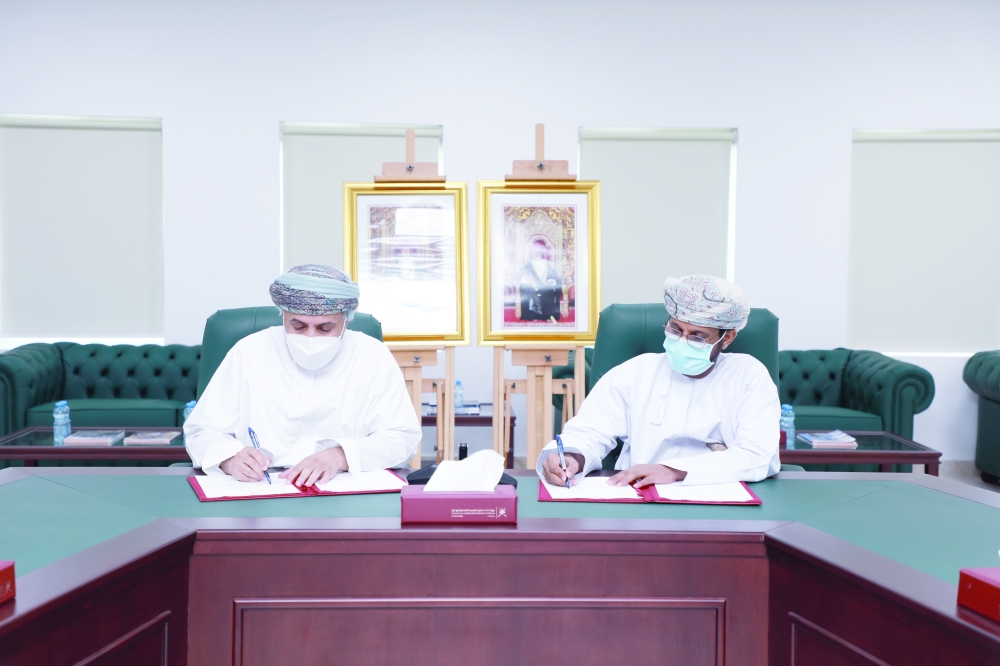 جانب من توقيع برنامج التعاون 