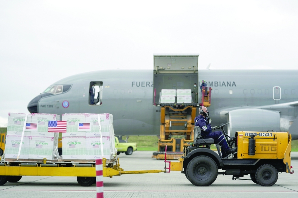 شحنة لقاحات من شركة جونسون أند جونسون الامريكية تصل الى مطار بوغوتا، بكولومبيا، امس.         رويترز 