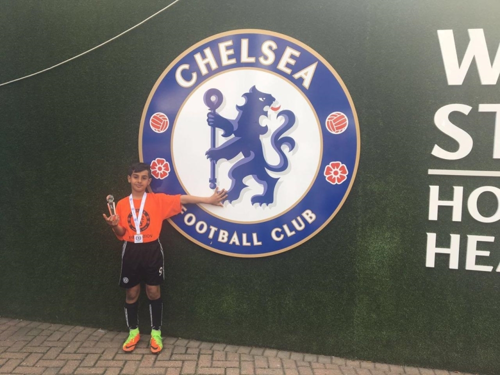 أثناء تجاربه الكروية بنادي تشلسي الانجليزي