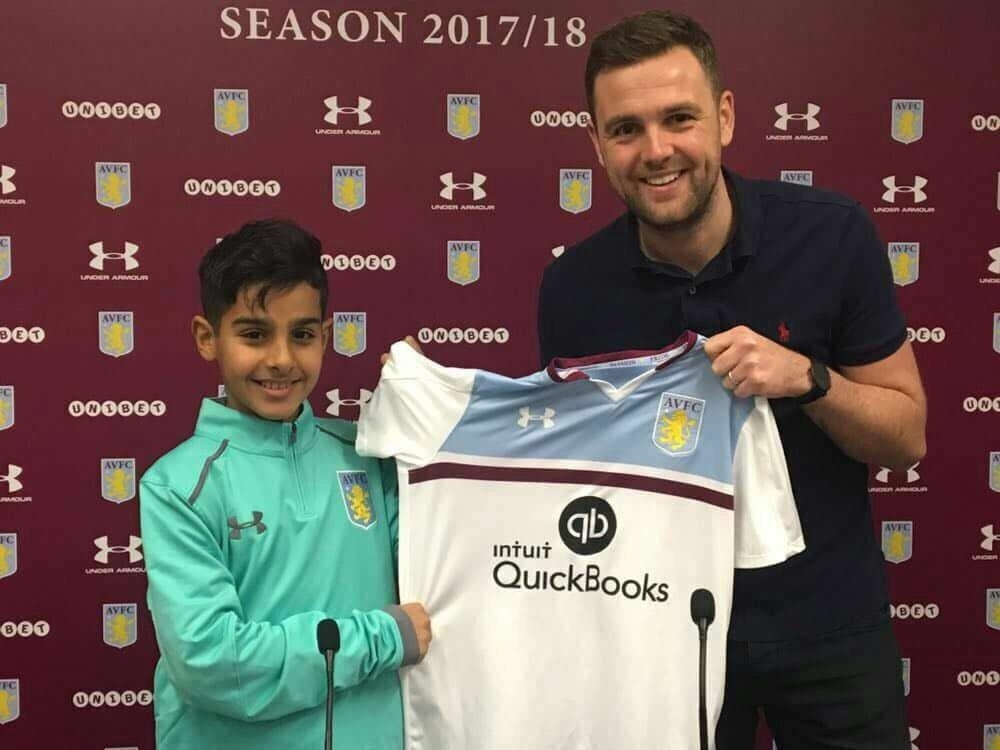 توقيع عقد مع نادي استون فيلا الانجليزي