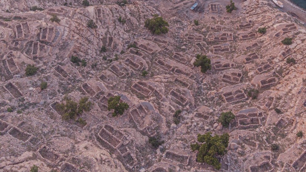 المصاطب الصخرية التي بنيت عليها المنطقة