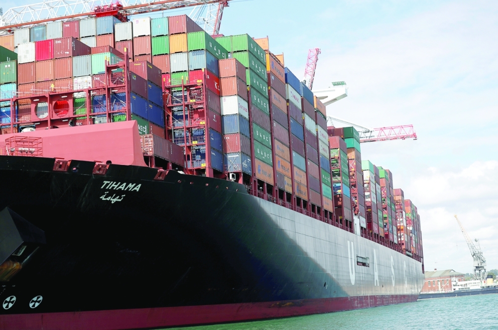 حاويات مكدسة على سفينة شحن في رصيف ميناء ساوثهامبتون ببريطانيا . (رويترز)