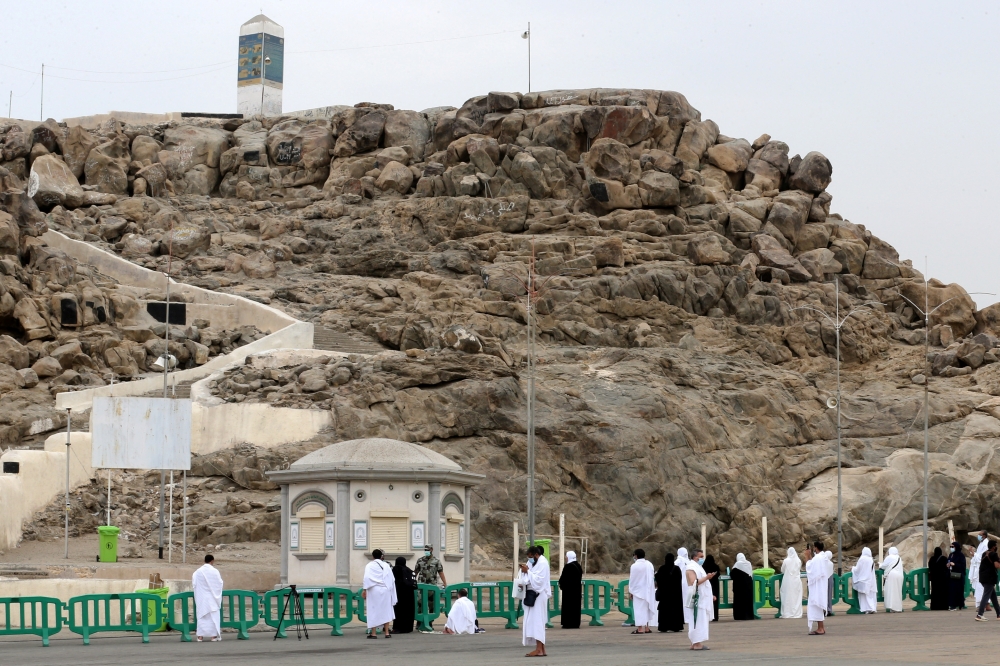 الحجاج يصلون إلى صعيد عرفات أمس.  (رويترز) 