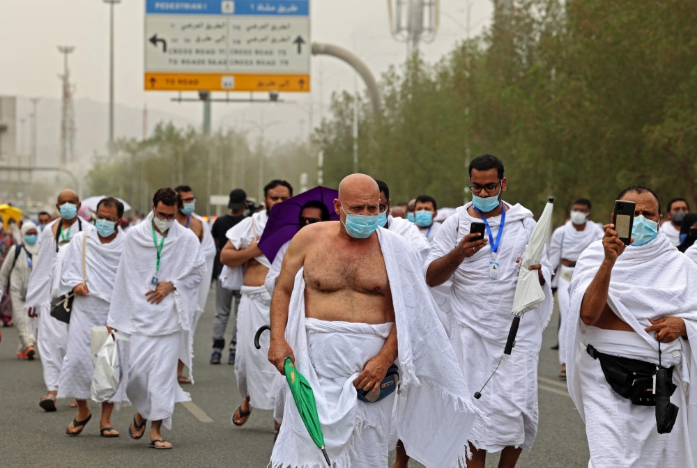 الحجاج يتجمعون لأداء صلاة الظهر والعصر في مسجد نميرة أمس.  
(أ ف ب)
