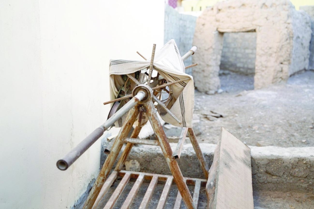  _أحد الآلات المستخدمة في عمليات البناء في قديم الزمان