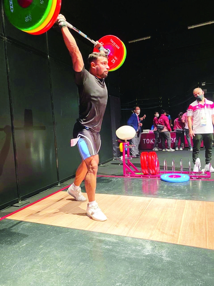 عامر الخنجري في منافسات رفع الأثقال لفئة 81 كجم