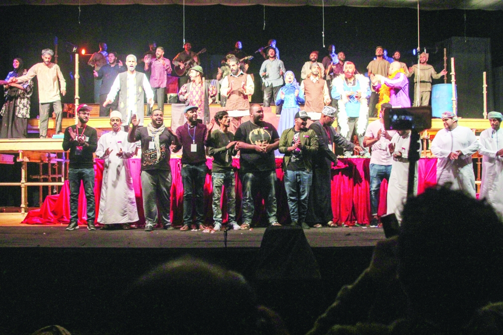 فريق عمل مسرحية "شيزوفيرنيا جسر وديك الحاكم" يحيون الجمهور ويلتمسون تفاعله المباشر بعد عرضه في عام 2018 