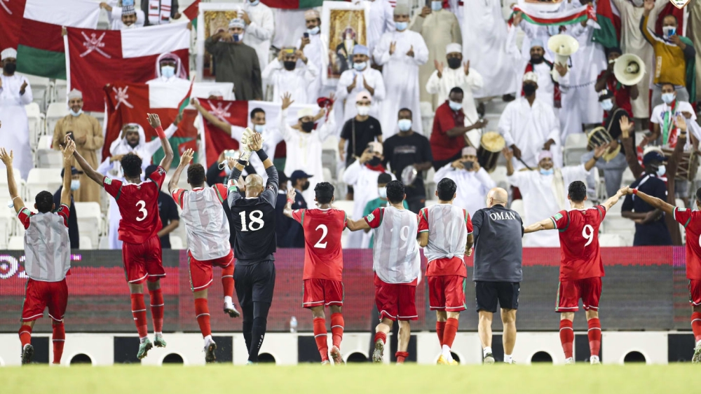 احتفال اللاعبين مع الجمهور بالعبور