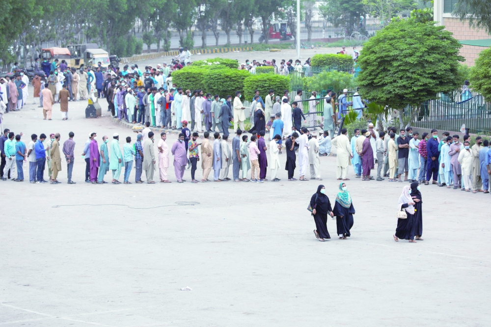 نجحت باكستان في تطعيم مليون شخص يوميا، وفي الصورة تظهر بعض الطوابير الكبيرة من اجل تلقي اللقاح في منشأة التطعيم في كراتشي في باكستان. رويترز 