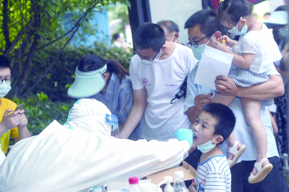 
يخضع طفل لاختبار الحمض النووي لفيروس كورونا  امش في مدينة ووهان بمقاطعة هوبي بوسط الصين. أ.ف.ب 
 