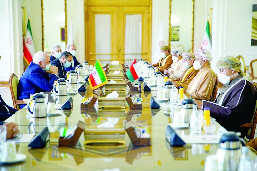 جلسة المباحثات العمانية الإيرانية في طهران، أمس.     "العمانية" 