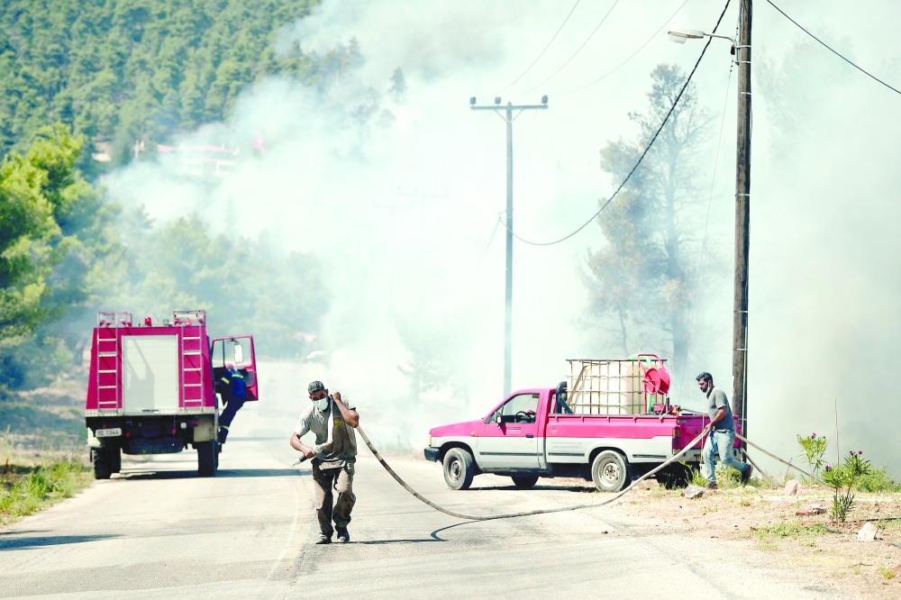 مكافحة الحرائق على بعد 30 كيلومترا من أثينا. "أ ف ب"