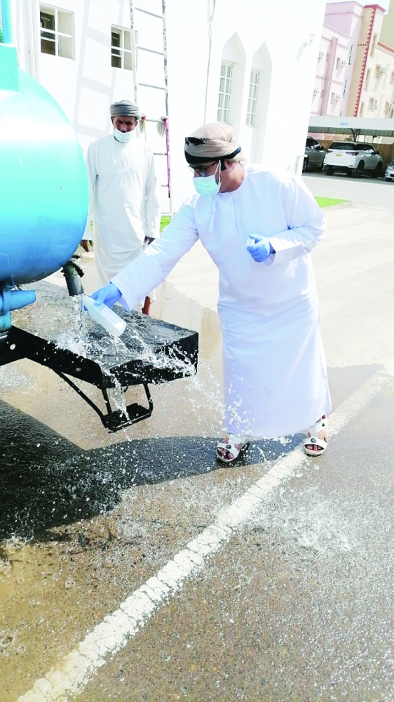 سحب عينات من المياه للتأكد من سلامتها