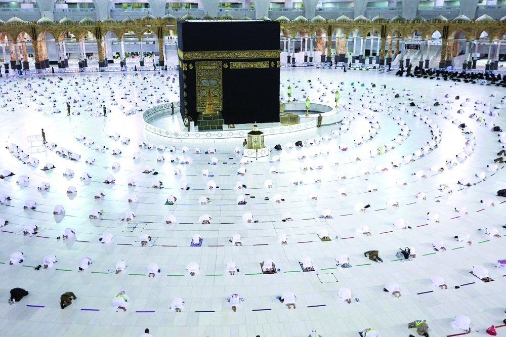 علنت وزارة الحج والعمرة "استقبال طلبات العمرة من مختلف دول العالم تدريجيا اعتبارا من اليوم وذلك لأداء المناسك و الزيارة والصلاة في المسجد الحرام والمسجد النبوي الشريف". أ.ف.ب