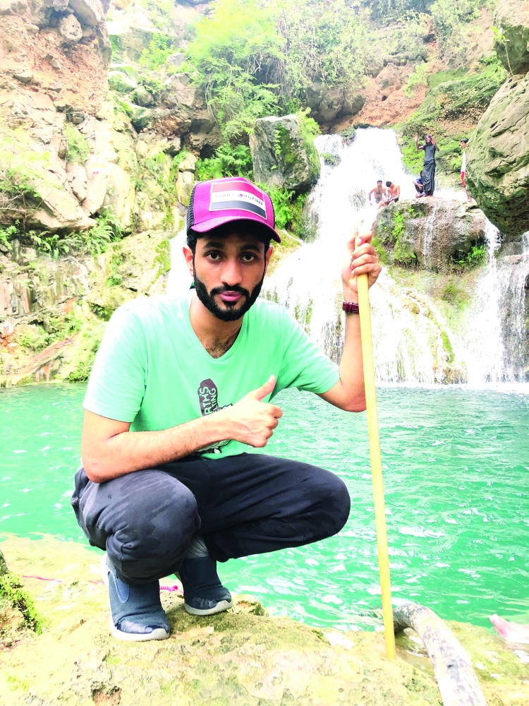 الوصول للشلال والبركة المائية بعد مشي أربعة كيلومترات