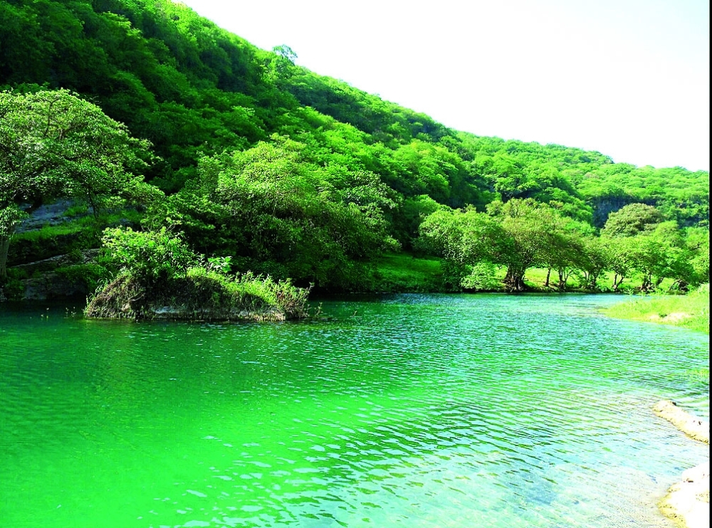 بحيرات وادي دربات تعكس جمال الطبيعة البكر 