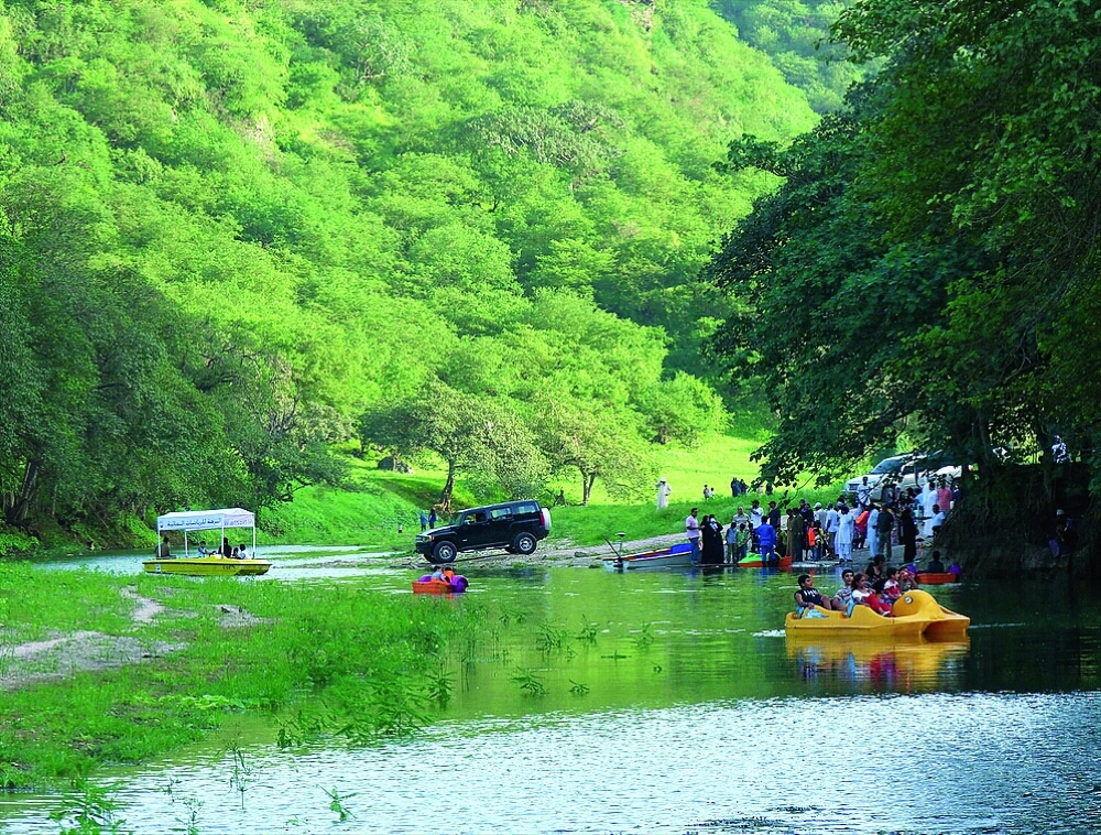 الوادي يستقطب السياح من كافة الاعمار 