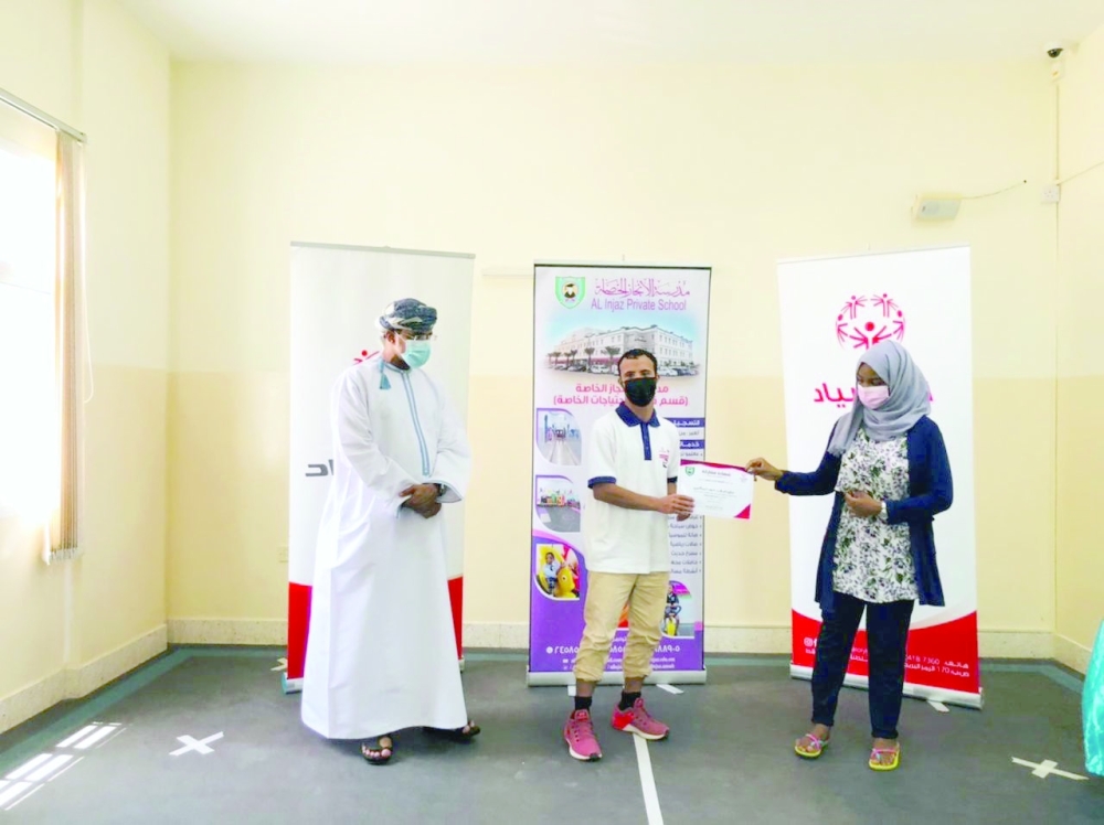 تسليم الشهادات للمشاركين في الفعاليات