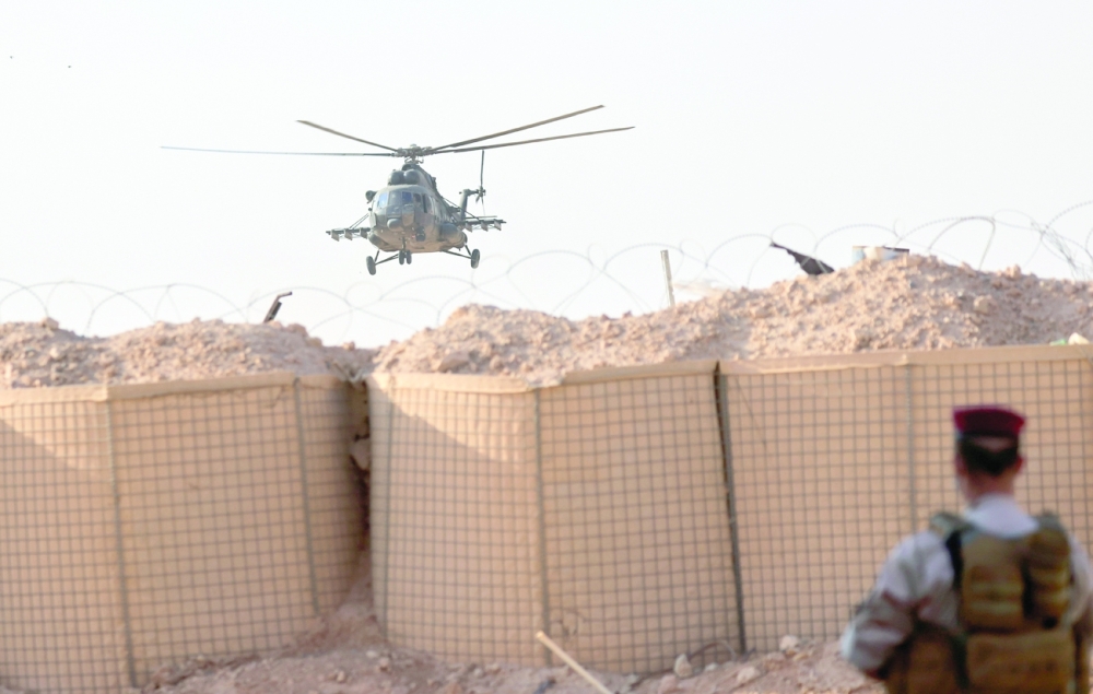 مروحية للجيش العراقي تهبط على قاعدة في الرطبة بالعراق ضمن جهود الحكومة لسيطرة على هجمات تنظيم داعش .رويترز  