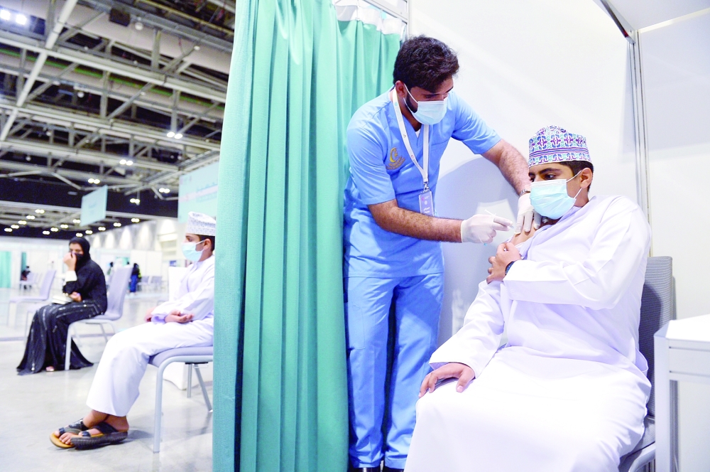 تواصل حملة التطعيم لطلبة المدارس 
 تصوير- فيصل البلوشي 