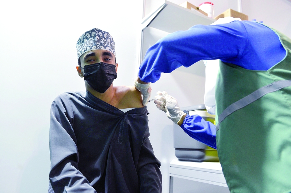 تواصل تطعيم الطلبة بمختلف محافظات السلطنة 