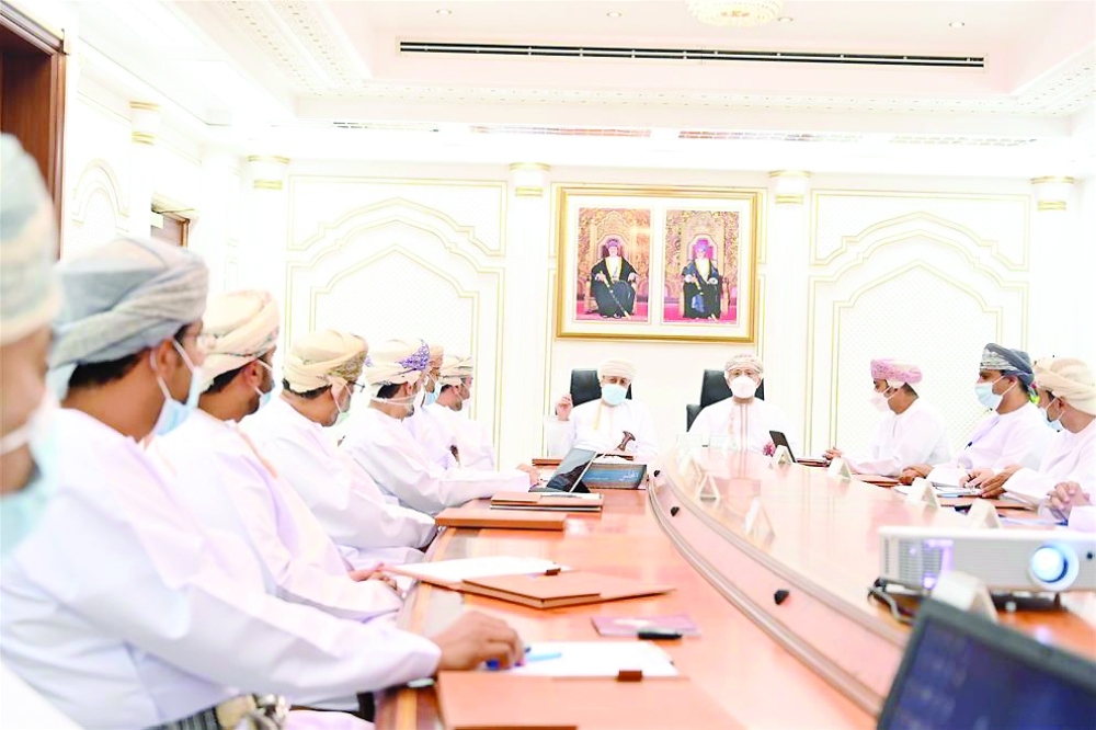 من اجتماع وزير التراث والسياحة ووزير الدولة ومحافظ ظفار لمناقشة القطاع السياحي