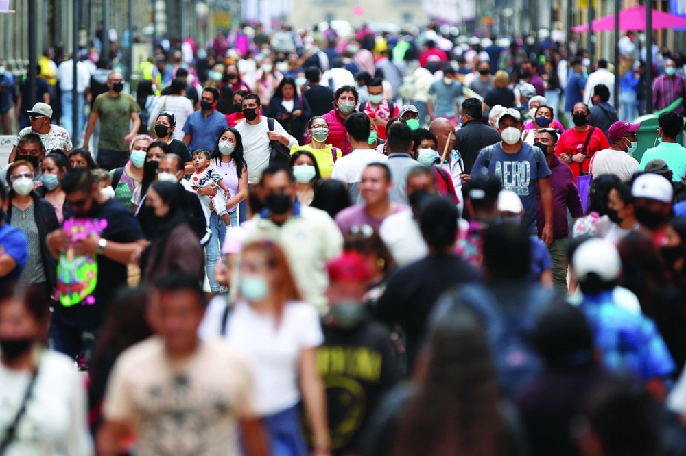 أشخاص يسيرون في منطقة تجارية مكسيكو سيتي، المكسيك وسط استمرار واضح لتفشي الوباء وارتفاع في اعداد الاصابات والوفيات. رويترز 