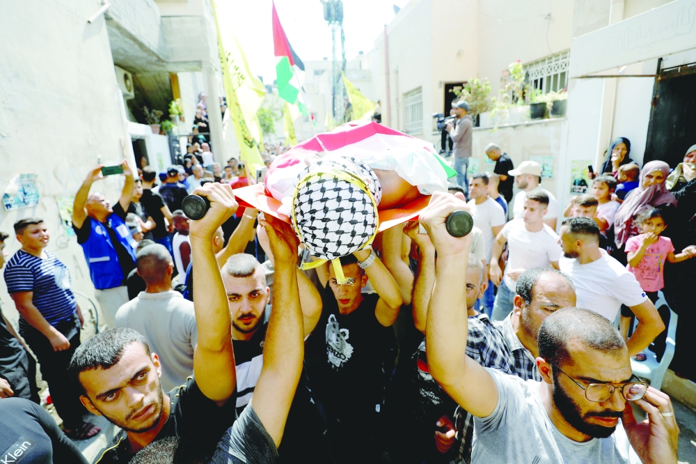 مشيعون يحملون جثمان رائد أبو سيف أثناء حضورهم جنازة سيف وصالح عمار ، بعد أن قتلتهم مع آخرين قوات الإسرائيلية خلال اشتباكات في غارة أمس بجنين .رويترز