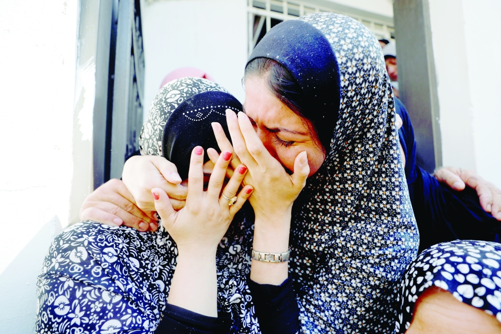 أقارب فلسطينيون ينعون فقيدهم صالح عمار ، الذي قُتل مع آخرين برصاص القوات الإسرائيلية خلال مواجهات في غارة إسرائيلية  امس بجنين.رويترز 