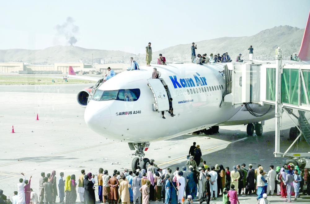 تدافع في مطار كابول في محاولة لبعض السكان الفرار من المدينة.  "أ ف ب"