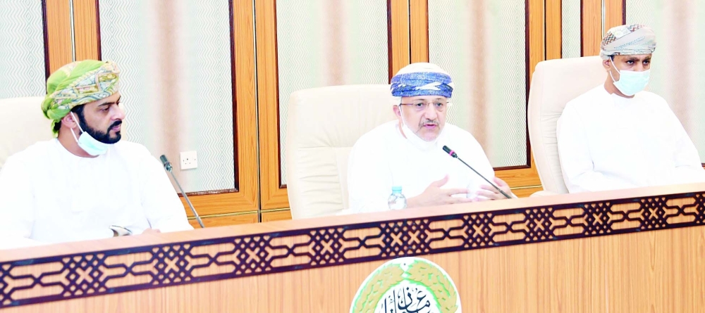 المحروقي متحدثا خلال اللقاء