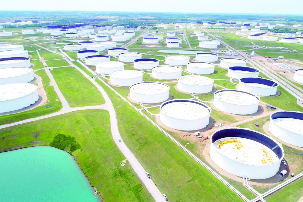 صهاريج تخزين النفط الخام في صورة جوية بمركز كاشينغ للنفط في أوكلاهوما بالولايات المتحدة  رويترز