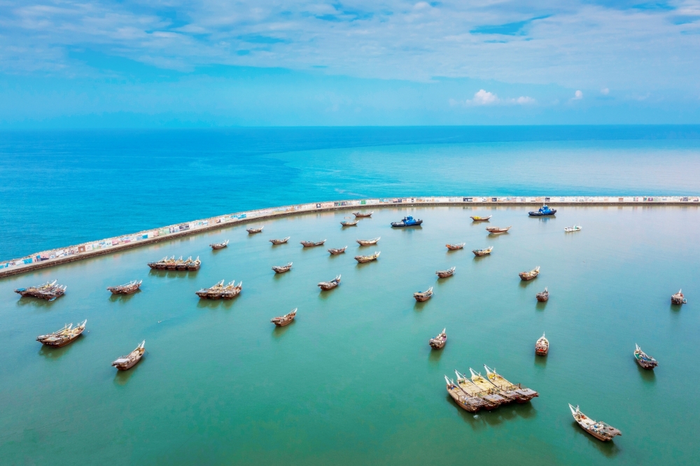 مواطنون يزاولون مهنة الصيد الحرفي بولاية صور، حيث يشكل الصيد الحرفي في محافظة جنوب الشرقية 30 بالمائة من الإنتاج السمكي