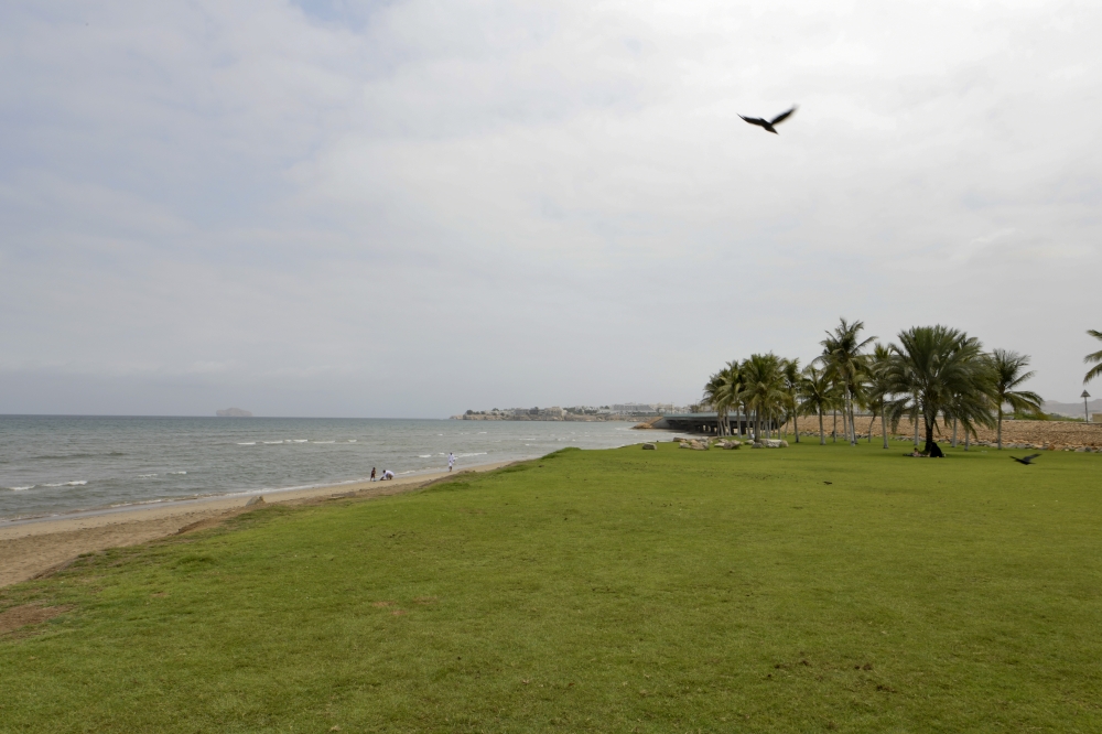 مشهد من شواطئ مسقط التي شهدت أجواء معتدلة مع تدفق للسحب صباح أمس 

تصوير ـ هدى البحرية 