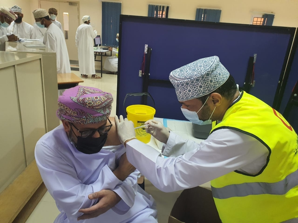 تحصين المواطنين بمركز التحصين بالحمراء